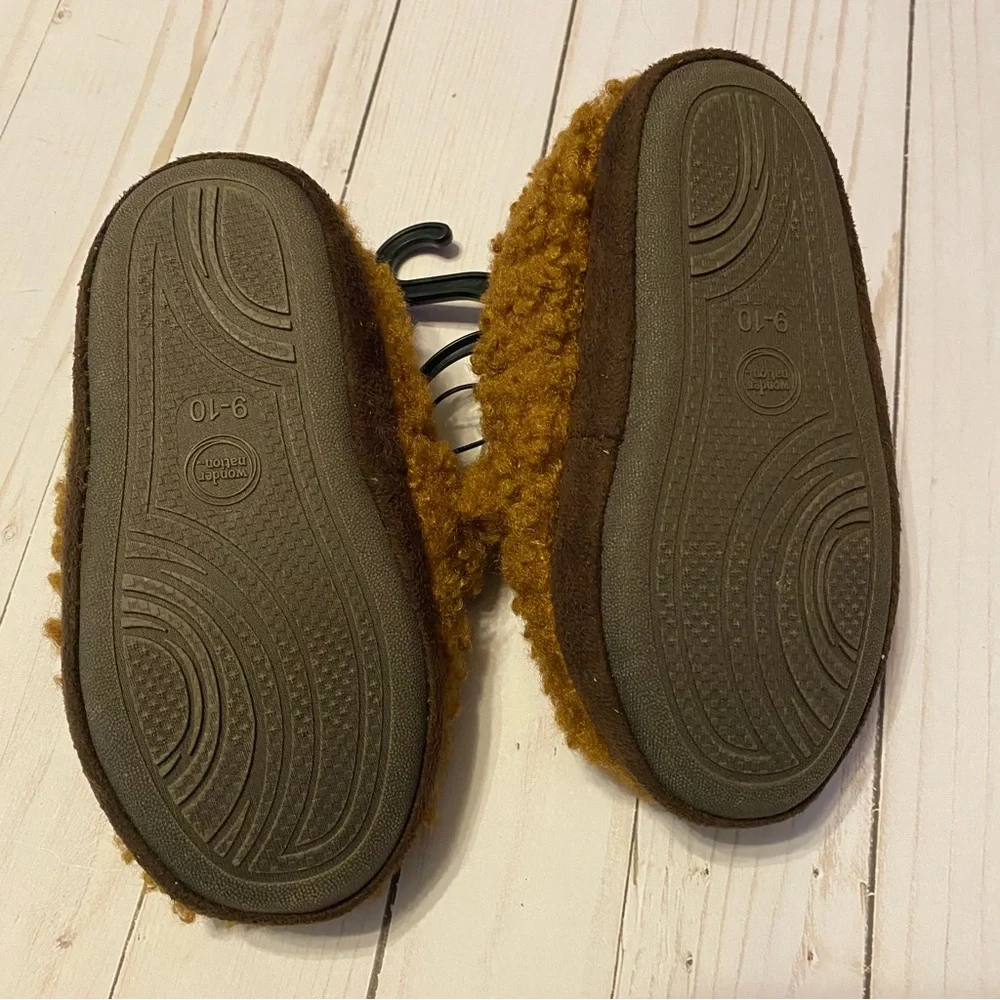 WONDER NATION kid’s fuzzy bear slippers 9/10 NEW